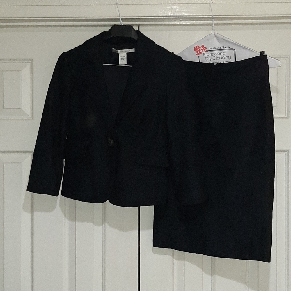 DVF LIKE NEW BLACK BROCADE CLASSIC SUIT SET SIZE JACKET 4/SKIRT 2
